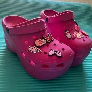 Women’s 8 croc-style platform hot pink shoes.